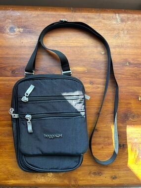BAGGALLINI NWOT Journey RFID-Blocking Crossbody Bag